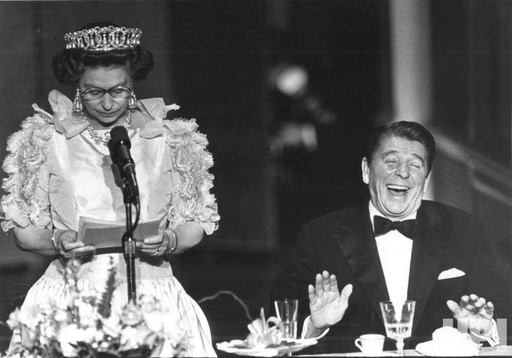 Tổng thống Mỹ lúc đó là Ronald Reagan trong buổi tiệc chiêu đãi Nữ hoàng Anh Elizabeth II sang thăm. Đây là một trong những  yến tiệc ở Nhà Trắng qua các đời Tổng thống Mỹ. Ảnh UPI